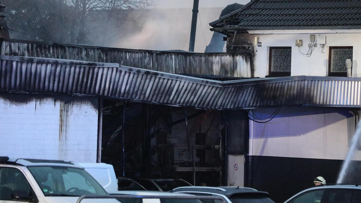 Gegen 9 Uhr meldete die Feuerwehr, dass der Brand im Werkstattbereich unter Kontrolle sei. Das Feuer im Verkaufsgebäude des Autohauses brannte jedoch weiter. Großbrand in einem Autohaus im Saarland