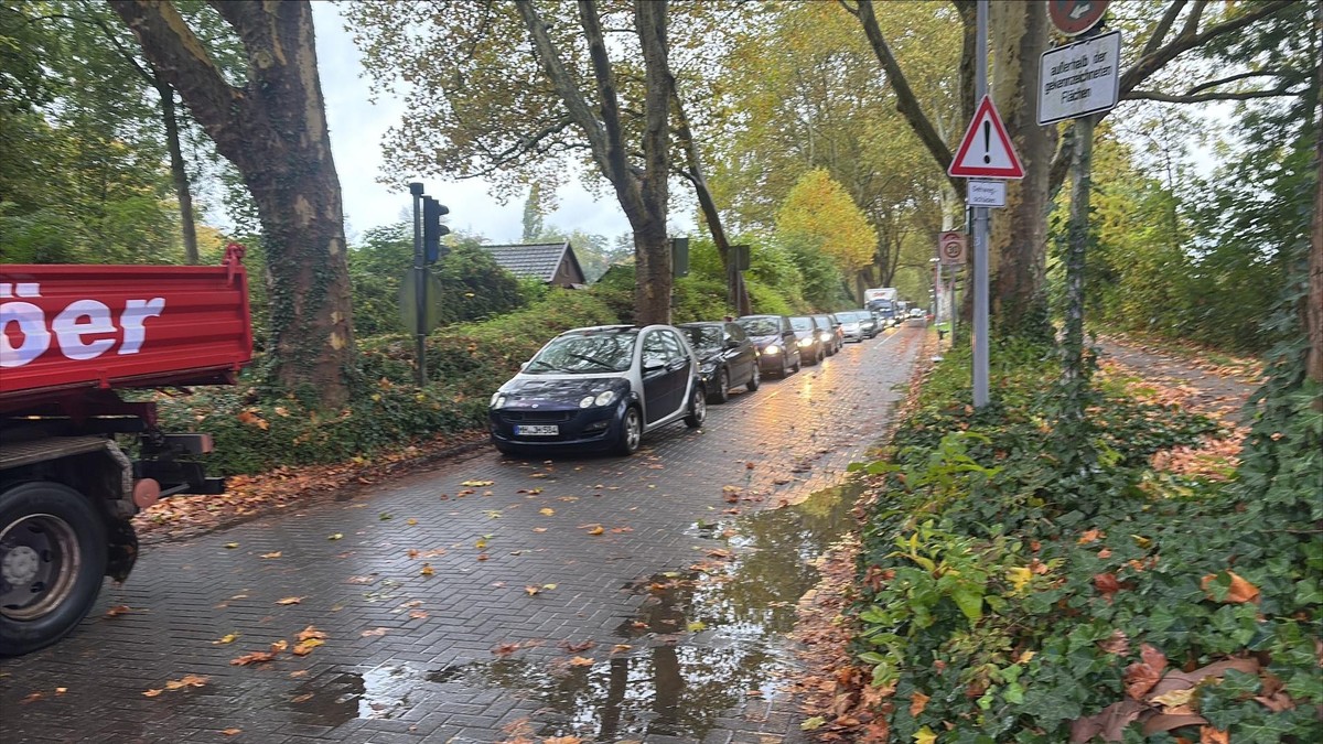 Am frühen Dienstagmorgen hat nichts funktioniert: wie hier in der Mintarder Straße. Am frühen Dienstagmorgen hat nichts funktioniert: wie hier in der Mintarder Straße.