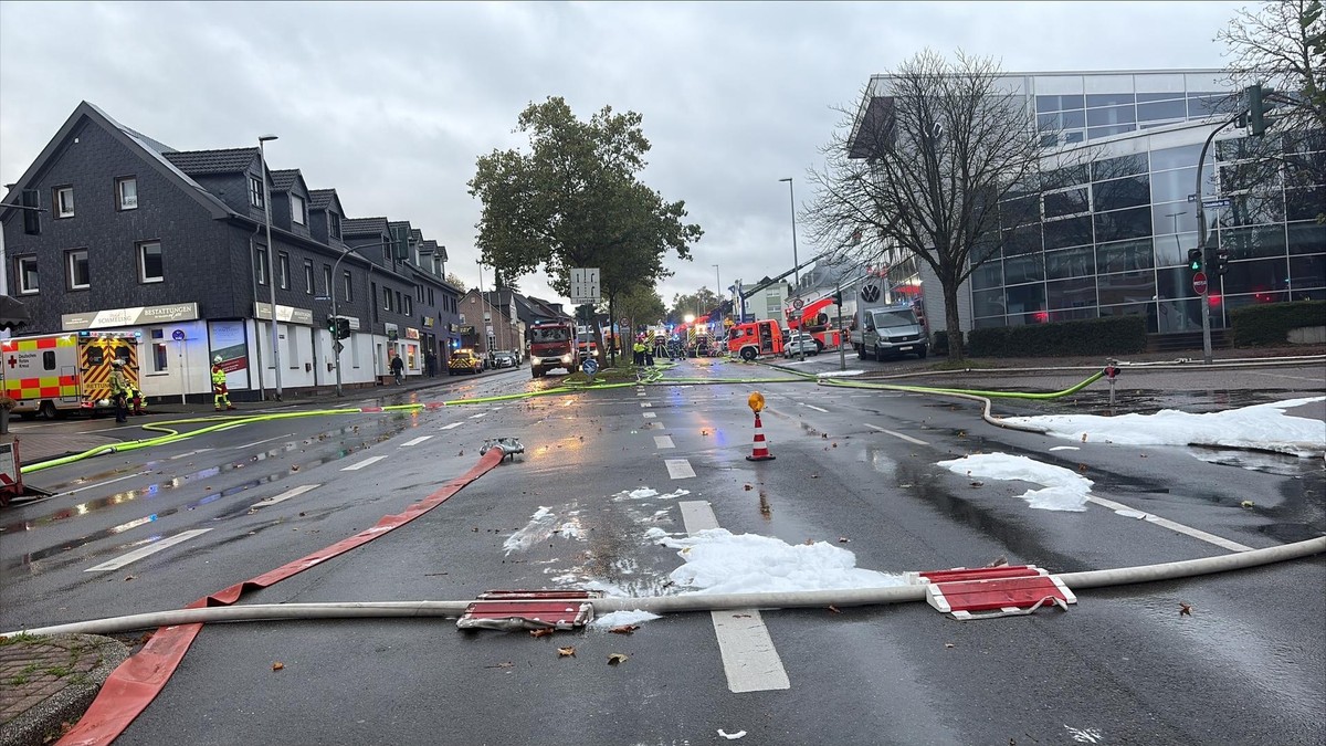 Das Einsatzgebiet an der Kölner Straße in Mülheim wurde großflächig abgesperrt und gesichert. Das Einsatzgebiet an der Kölner Straße in Mülheim wurde großflächig abgesperrt und gesichert.