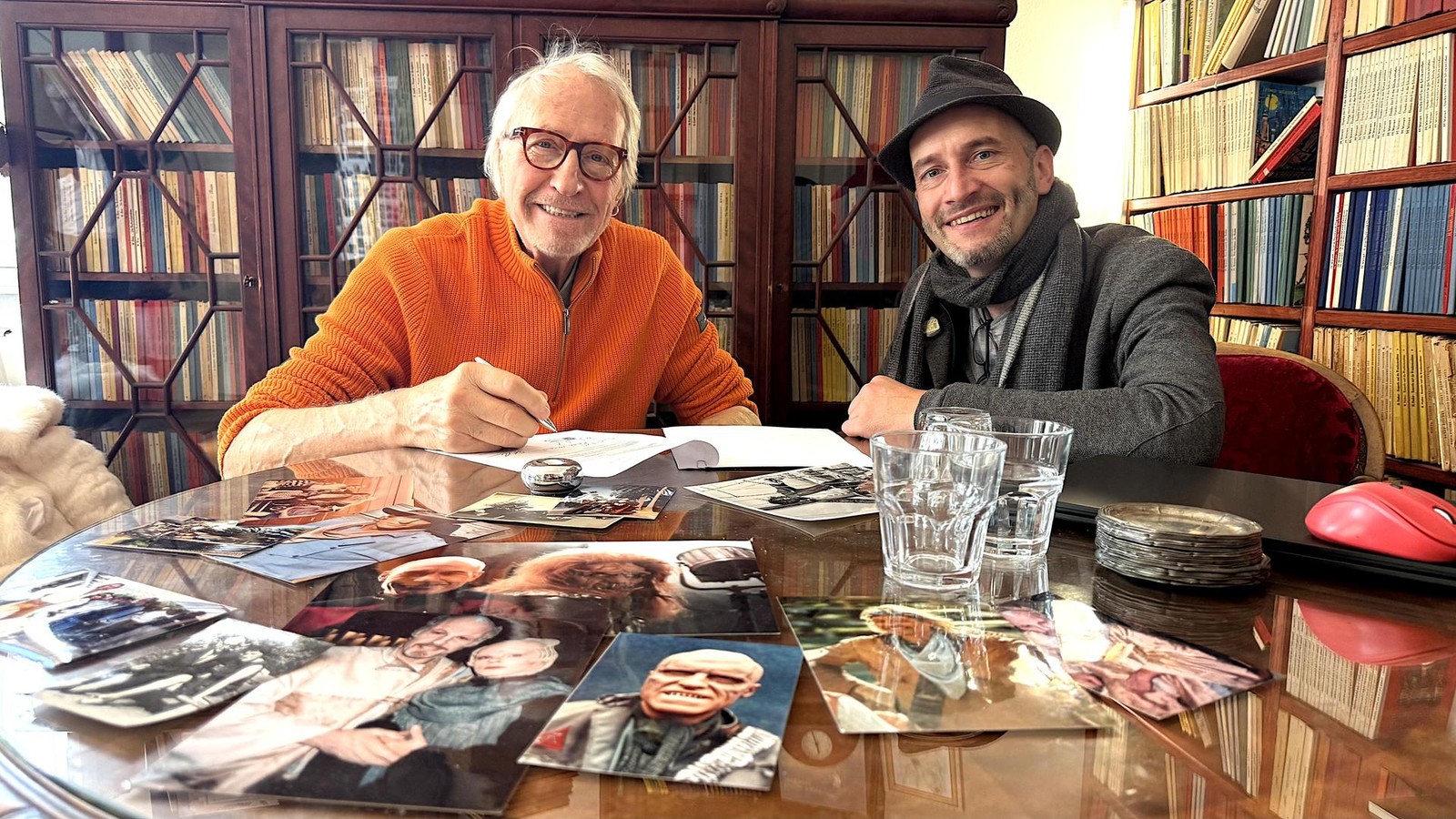 Reiner-Sch-ne-unterschreibt-in-Weimar-Ich-bin-ein-unruhiger-Geist-