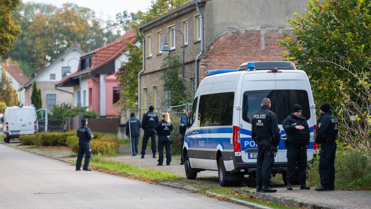21. Oktober 2025, Brandenburg, Herzberg: Polizisten stehen vor einem Grundstück. Im Fall der seit mehr als sechs Jahren vermissten Rebecca aus Berlin-Neukölln sucht die Polizei auf einem Grundstück in Brandenburg nach Beweismitteln wegen des Verdachts eines Tötungsdelikts. (zu dpa: 21. Oktober 2025, Brandenburg, Herzberg: Polizisten stehen vor einem Grundstück. Im Fall der seit mehr als sechs Jahren vermissten Rebecca aus Berlin-Neukölln sucht die Polizei auf einem Grundstück in Brandenburg nach Beweismitteln wegen des Verdachts eines Tötungsdelikts. (zu dpa: