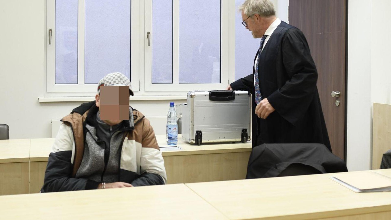 Kriminelles-aus-Ostth-ringen-Mann-schl-gt-Frau-mit-Getr-nkedose-bewusstlos