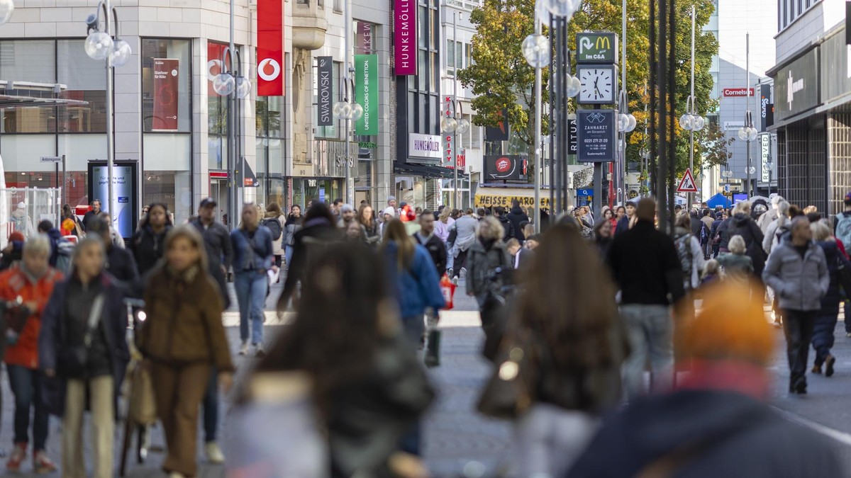 Passanten sind in der Kölner Fußgängerzone Schildergasse unterwegs.  Innenstadt Köln - Fußgängerzone