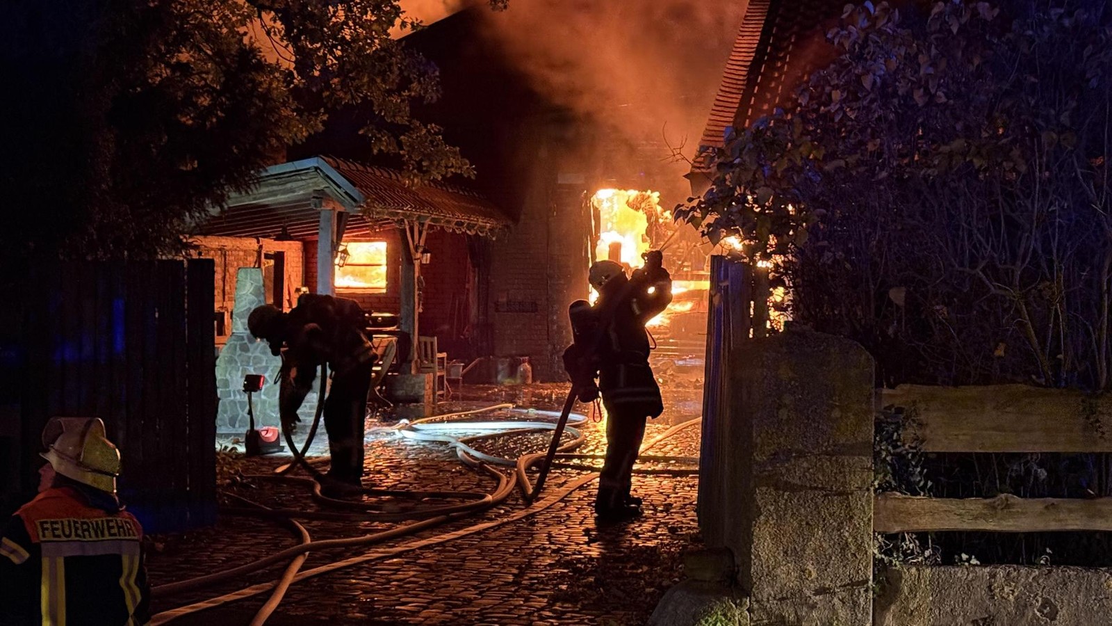 Gro-brand-in-Blumenhagen-Geb-ude-steht-in-Flammen