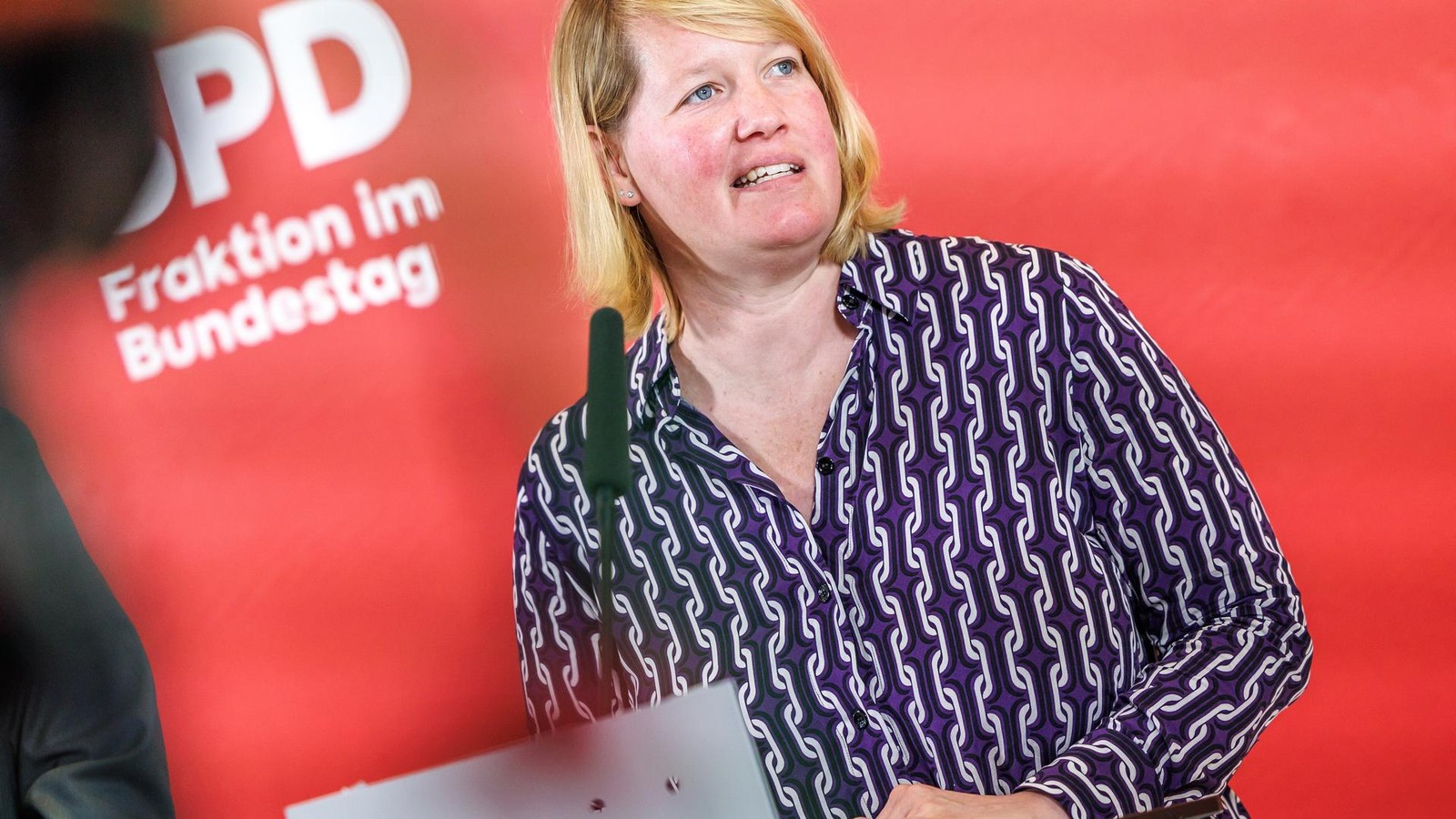 Protest-gegen-Merz-Aussage-SPD-Fraktionsvize-demonstriert-in-Bielefeld