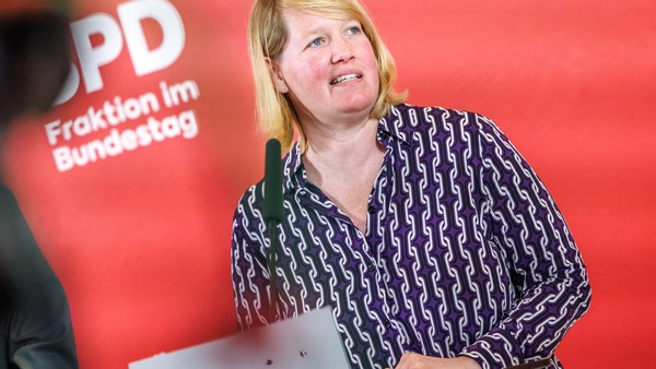 Protest gegen Merz-Aussage: SPD-Fraktionsvize demonstriert in Bielefeld