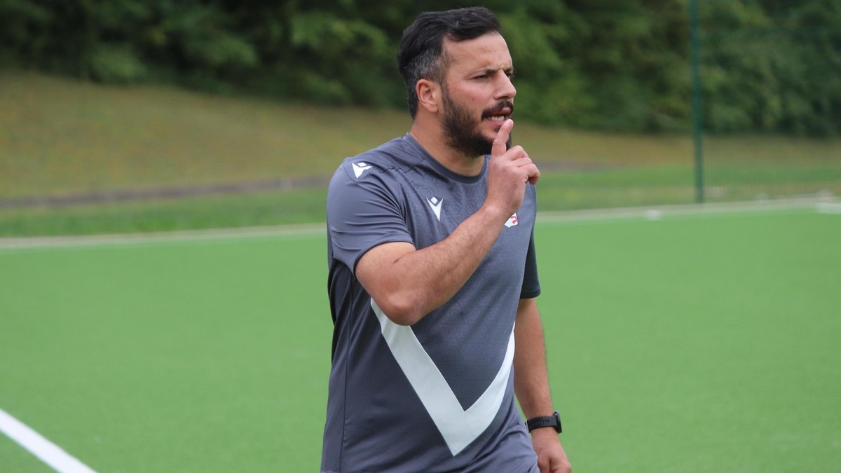 Yalcin Erkaya, Trainer SV Hohenlimburg 1910 an der Seitenlinie. Yalcin Erkaya, Trainer SV Hohenlimburg 1910 an der Seitenlinie.