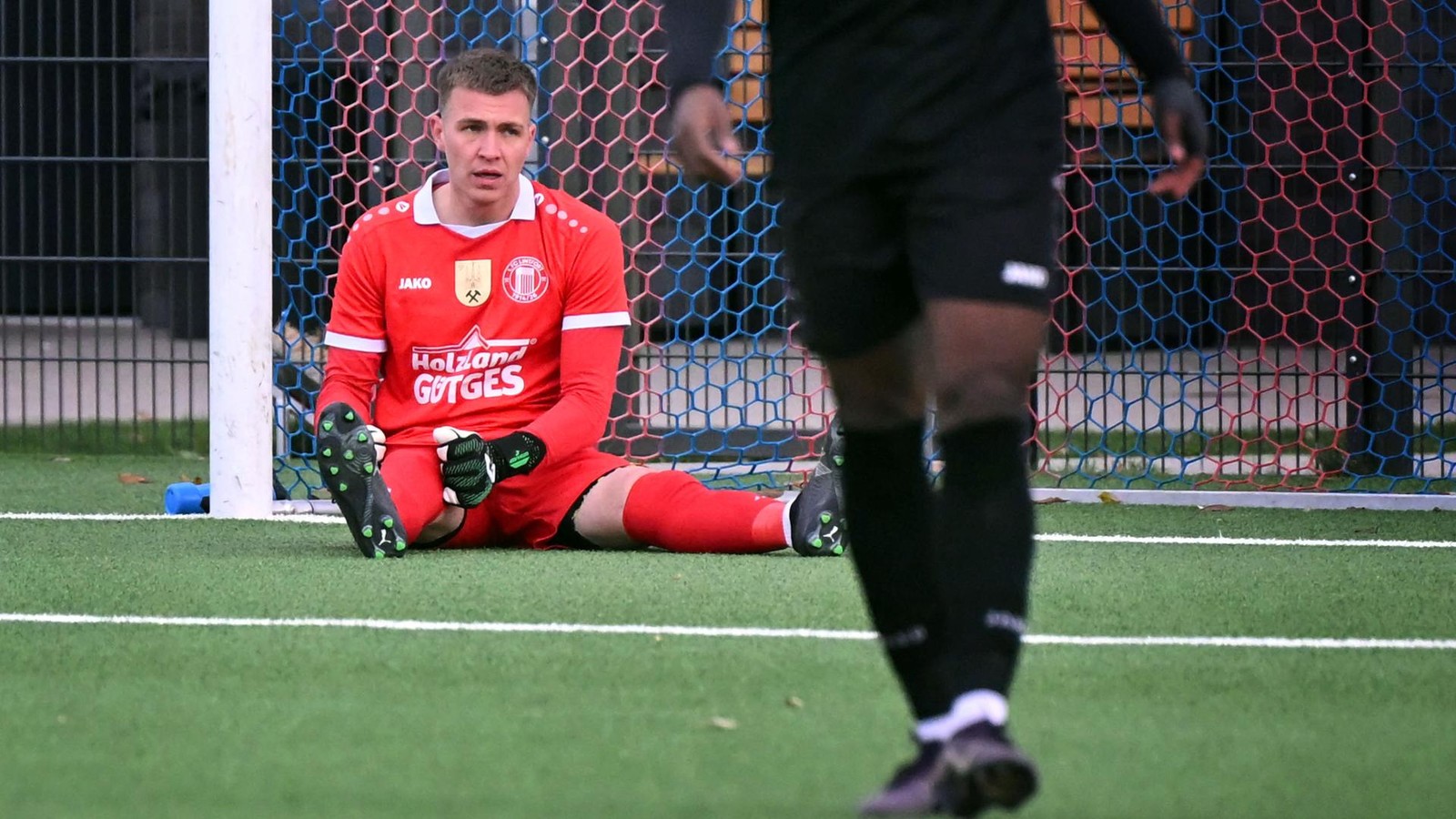 Knieverletzung-1-FC-Lintfort-sorgt-sich-wieder-um-Torh-ter-Gutkowski