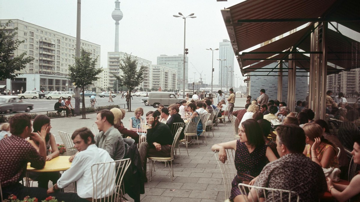 Moderne Neubauten, wie die Mokka-Milch-Eisbar, sollten Ost-Berlin als Hauptstadt der DDR das Antlitz einer sozialistischen Großstadt verleihen. Aufnahme aus dem Jahr 1970. Moderne Neubauten, wie die Mokka-Milch-Eisbar, sollten Ost-Berlin als Hauptstadt der DDR das Antlitz einer sozialistischen Großstadt verleihen. Aufnahme aus dem Jahr 1970.