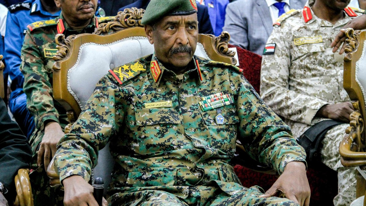 Der sudanesische Armeechef General Abdel Fattah al-Burhan sagte am 27. Oktober, dass „die Armee sich aus El-Fasher zurückgezogen hat“, nachdem bekannt gegeben worden war, dass die Stadt von der paramilitärischen Gruppe RSF eingenommen wurde. Der sudanesische Armeechef General Abdel Fattah al-Burhan sagte am 27. Oktober, dass „die Armee sich aus El-Fasher zurückgezogen hat“, nachdem bekannt gegeben worden war, dass die Stadt von der paramilitärischen Gruppe RSF eingenommen wurde.