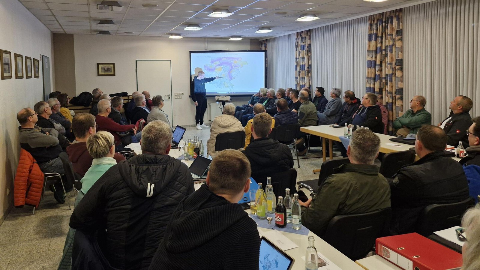 Volle-St-hle-und-lebhafte-Debatte-Birkungen-diskutiert-ber-m-gliche-Fl-chen-f-r-Windr-der-und-Solarparks