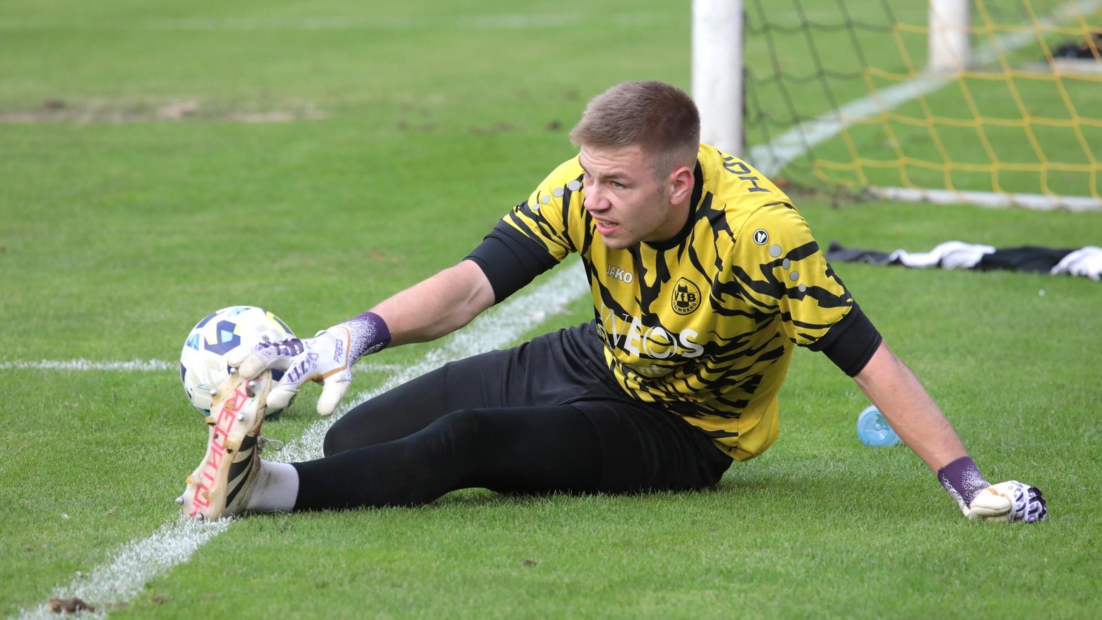 Leon-Sch-bel-stoppt-den-Spitzenreiter-VfB-Homberg-holt-ein-Remis