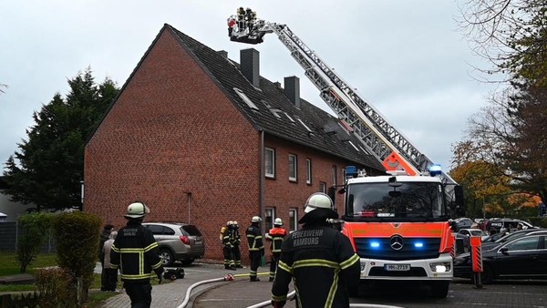 Feuerwehr löscht Küchenbrand – Demenzkranker muss ins Krankenhaus