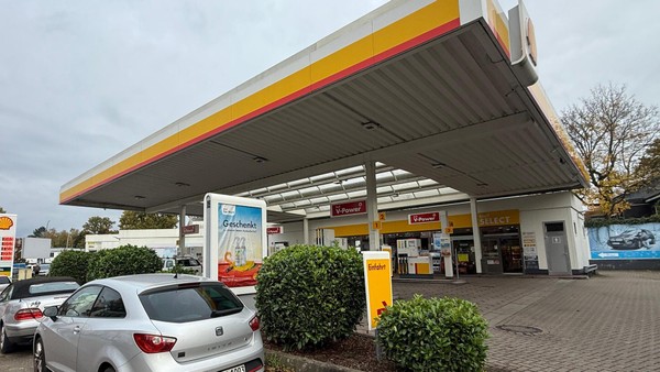 Tätowierter Räuber überfällt Tankstelle und flüchtet auf E-Scooter