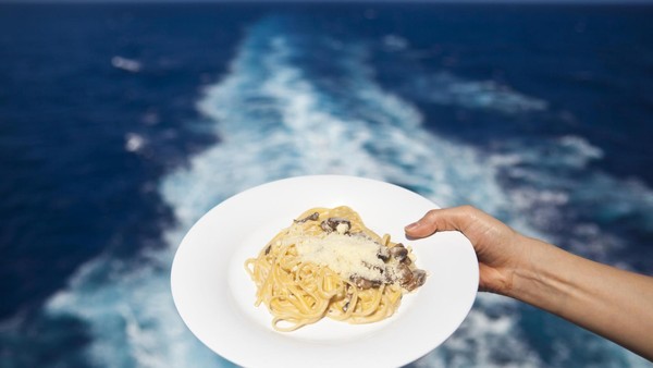 AIDA vs. „Mein Schiff“: Der größte Unterschied bei Essen und Trinken