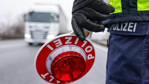 A23: Reifenplatzer – Pannen-Laster blockiert stundenlang Auffahrt