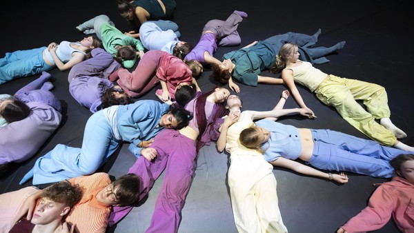 „Fühler“ am Jungen Schauspielhaus: Gruppenkuscheln mit Ansage