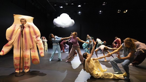 „Fühler“ am Jungen Schauspielhaus: Einladung zum Gruppenkuscheln