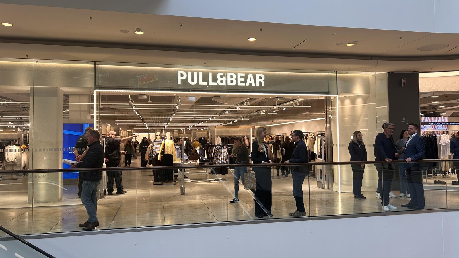 Neuer-ffnungen-in-der-Thier-Galerie-Drei-L-den-locken-junge-Dortmunder-an