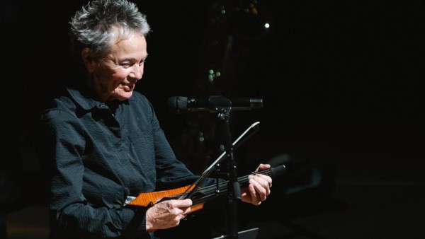 Laurie Anderson in Hamburg – mit Geige, Tai-Chi und Pferd gegen Trump