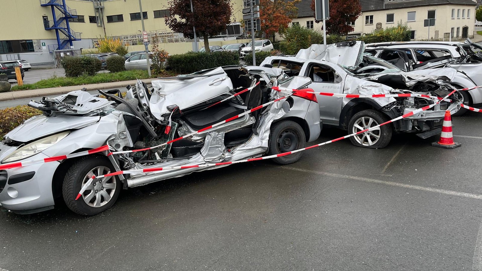 Warum-mitten-in-Meschede-Schrottautos-auf-einem-Parkplatz-stehen