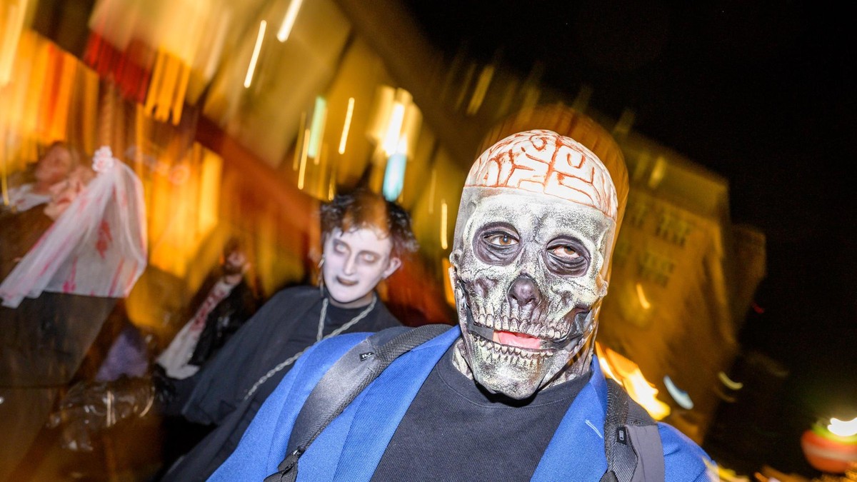 350 Horrorfans nahmen am Freitagabend am „Zombie Walk“ durch die Essener Innenstadt teil. Essen: Zombie Walk im Stadtzentrum