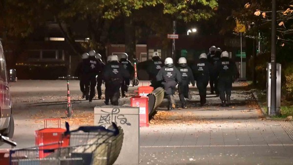 Halloween-Bilanz: Böller, Barrikaden und ein Skelett auf einem E-Roller