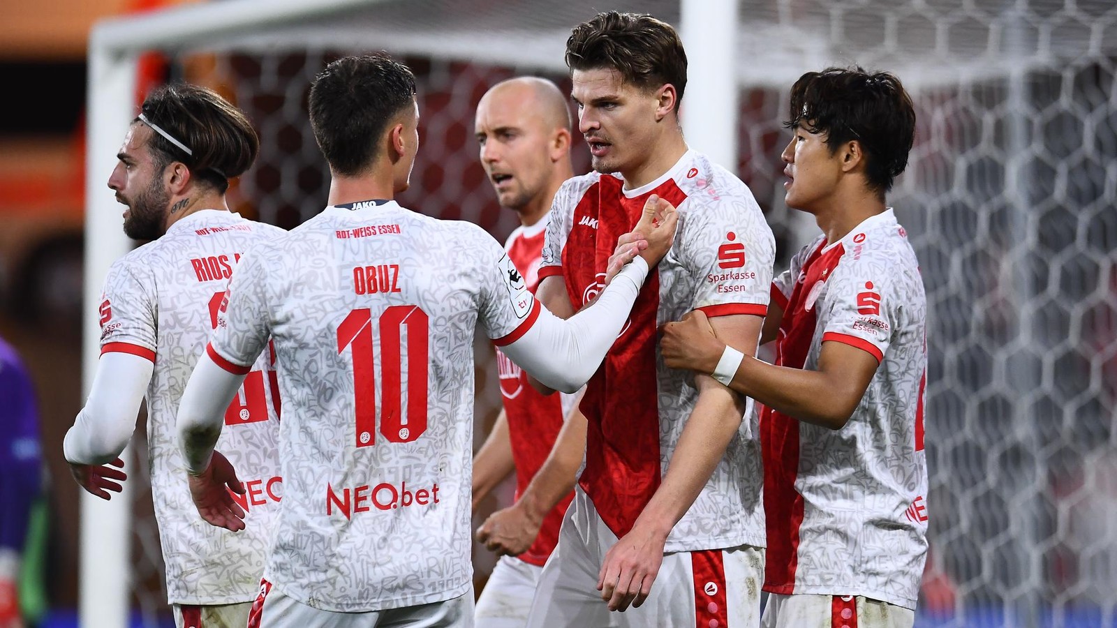 heute-live-hammer-spiel-an-der-hafenstra-e-rwe-empf-ngt-cottbus