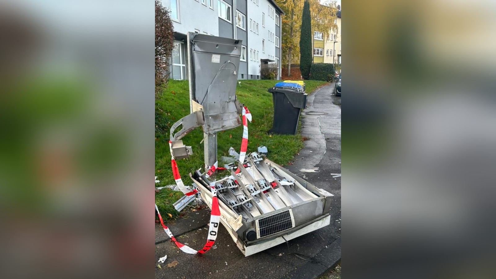 Hemer-Zwei-unbekannte-M-nner-sprengen-Zigarettenautomaten