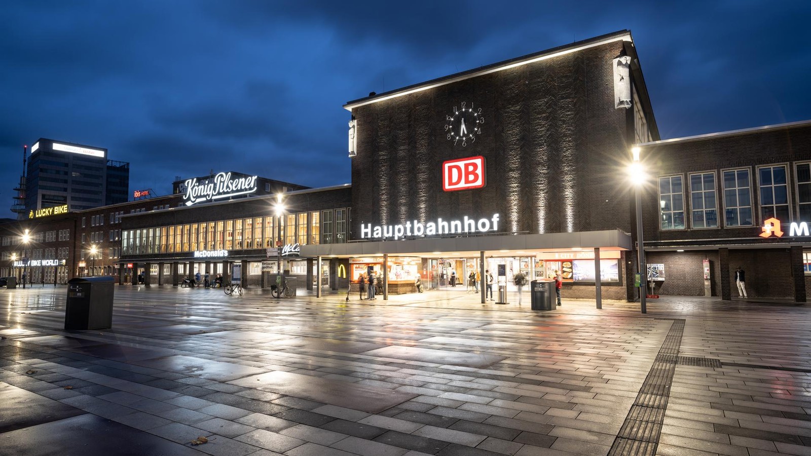 Messerattacke-am-Hauptbahnhof-M-nner-greifen-nach-Streit-an