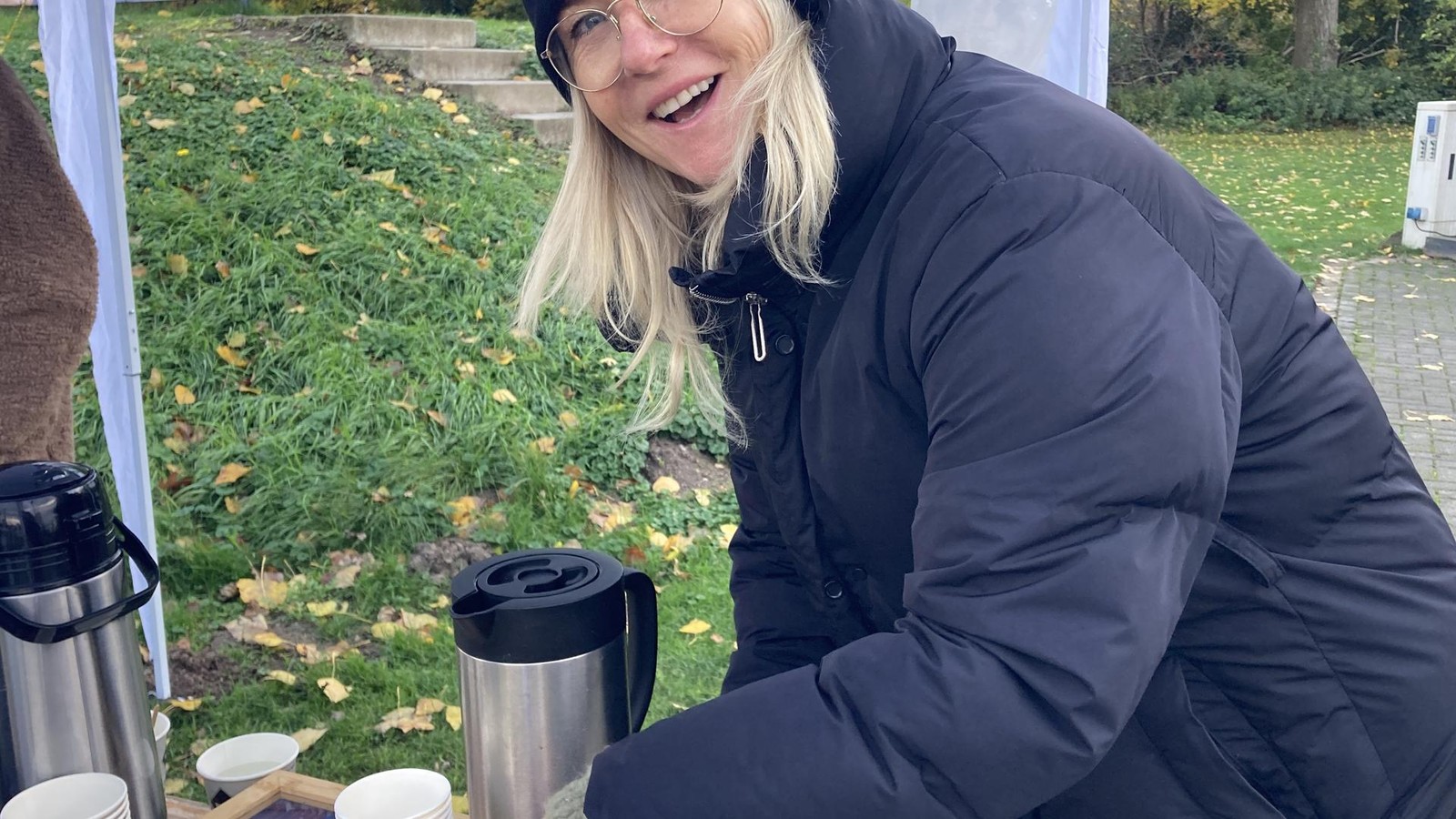 Bei-Wind-und-Wetter-M-lheimerin-verkauft-Kuchen-beim-Kinderfu-ball