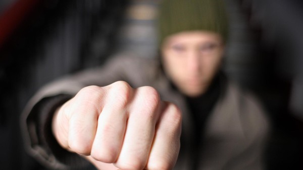 Junger Mann wehrt sich gegen Rassismus – und wird deshalb angegriffen