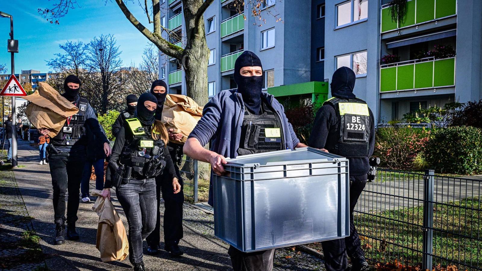 Verbot-von-Muslim-Interaktiv-Person-mit-Kapuze-berm-Kopf-abgef-hrt