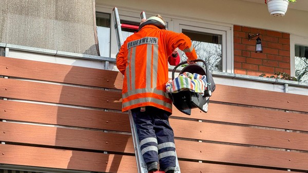 Brand in Mehrfamilienhaus: Feuerwehr rettet Baby über Balkon