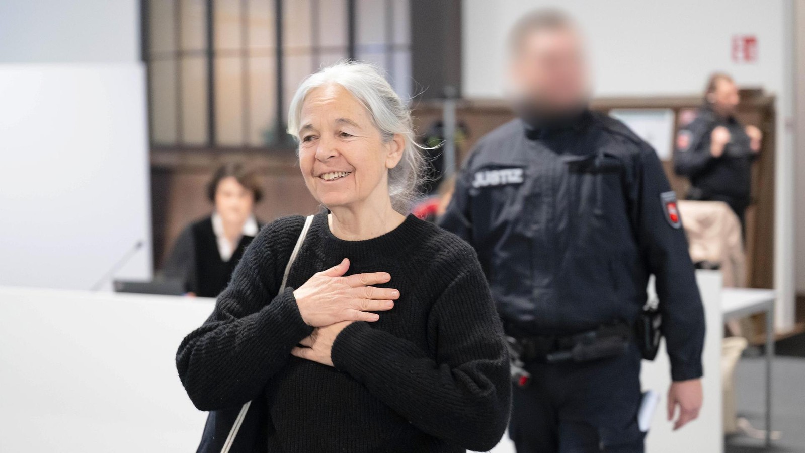 Geburtstag-im-Gericht-Aktivisten-singen-St-ndchen-f-r-Ex-RAF-Mitglied-Klette