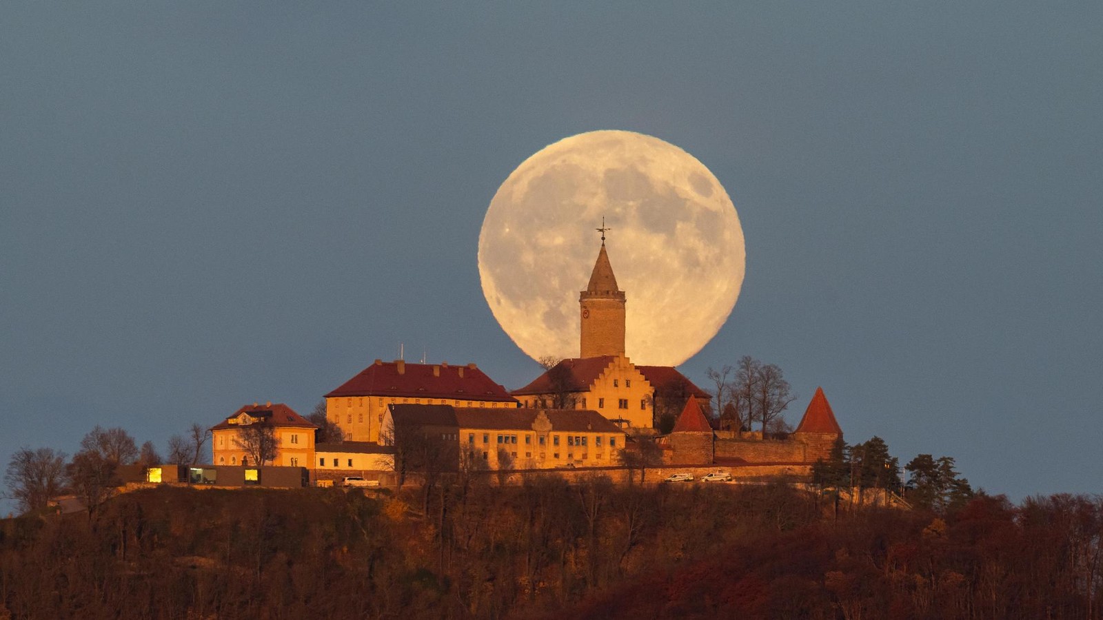 Supermoon over Thuringia: How fascinating it was to see in the evening ...
