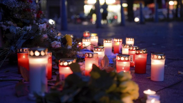 Gesichter verfolgter Juden werden auf Hamburger Bunker projiziert