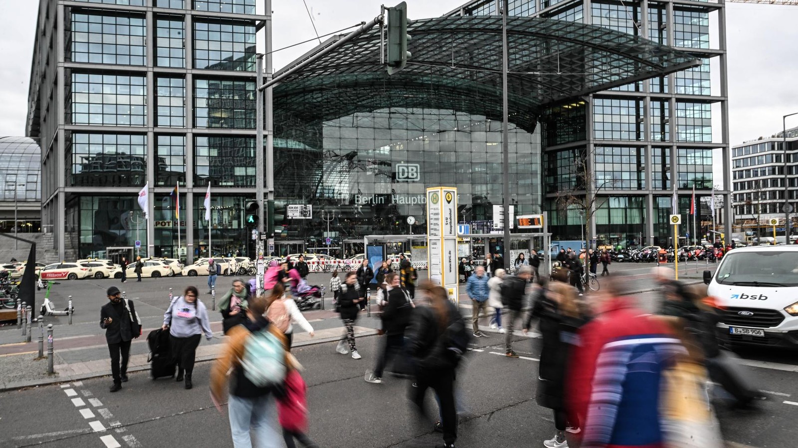 Festnahme-am-Hauptbahnhof-Betrunkener-schie-t-mit-auf-Reisenden
