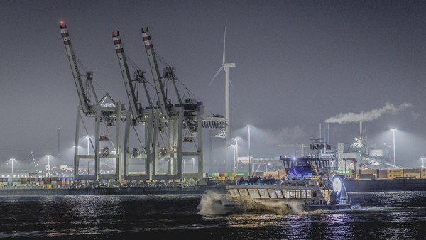 Lautes Knallen am Hafen schreckt Anwohner auf – das steckt dahinter
