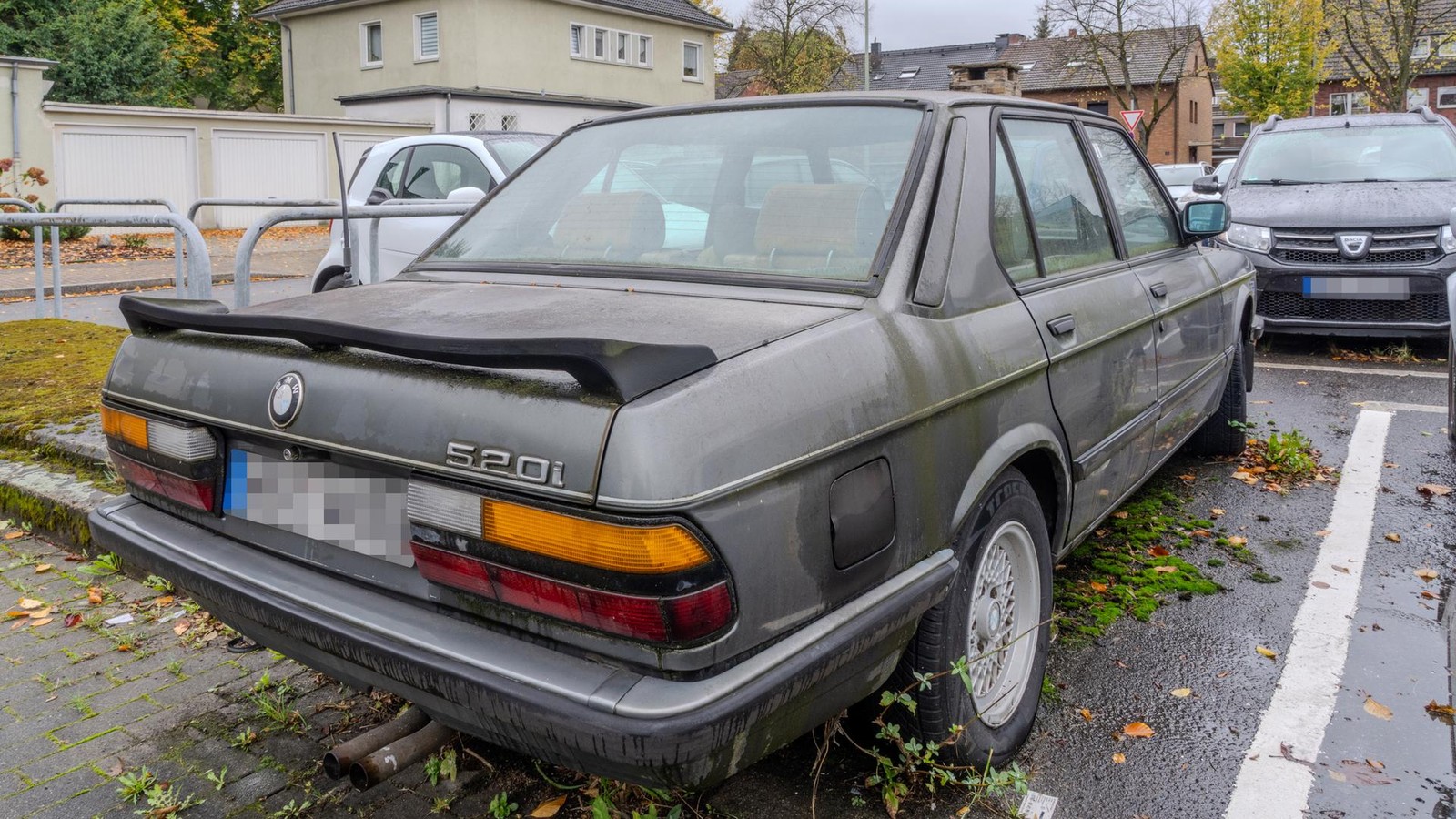 Auto-schl-gt-Wurzeln-Warum-ein-BMW-seit-Jahren-auf-Parkplatz-stehen-darf