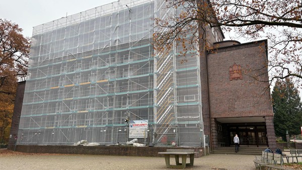 Risse entdeckt: Gymnasium muss Aula und Sporthalle sperren