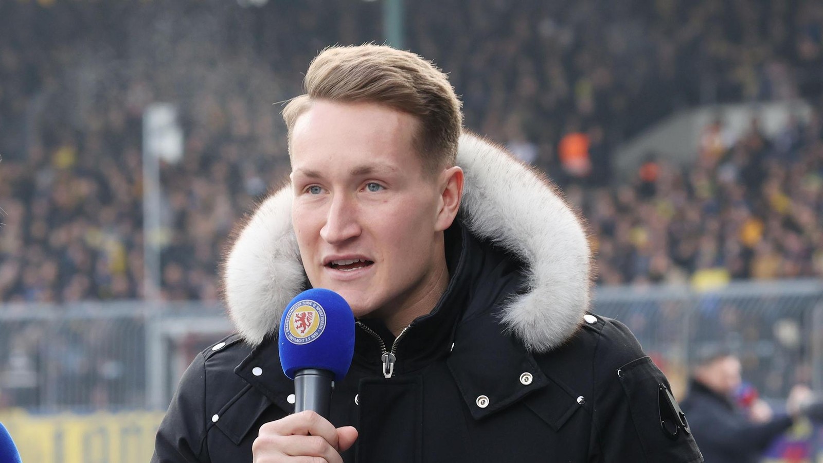 Eintracht-Spieler-berraschen-Stra-enbahn-Fahrg-ste-mit-dieser-Aktion