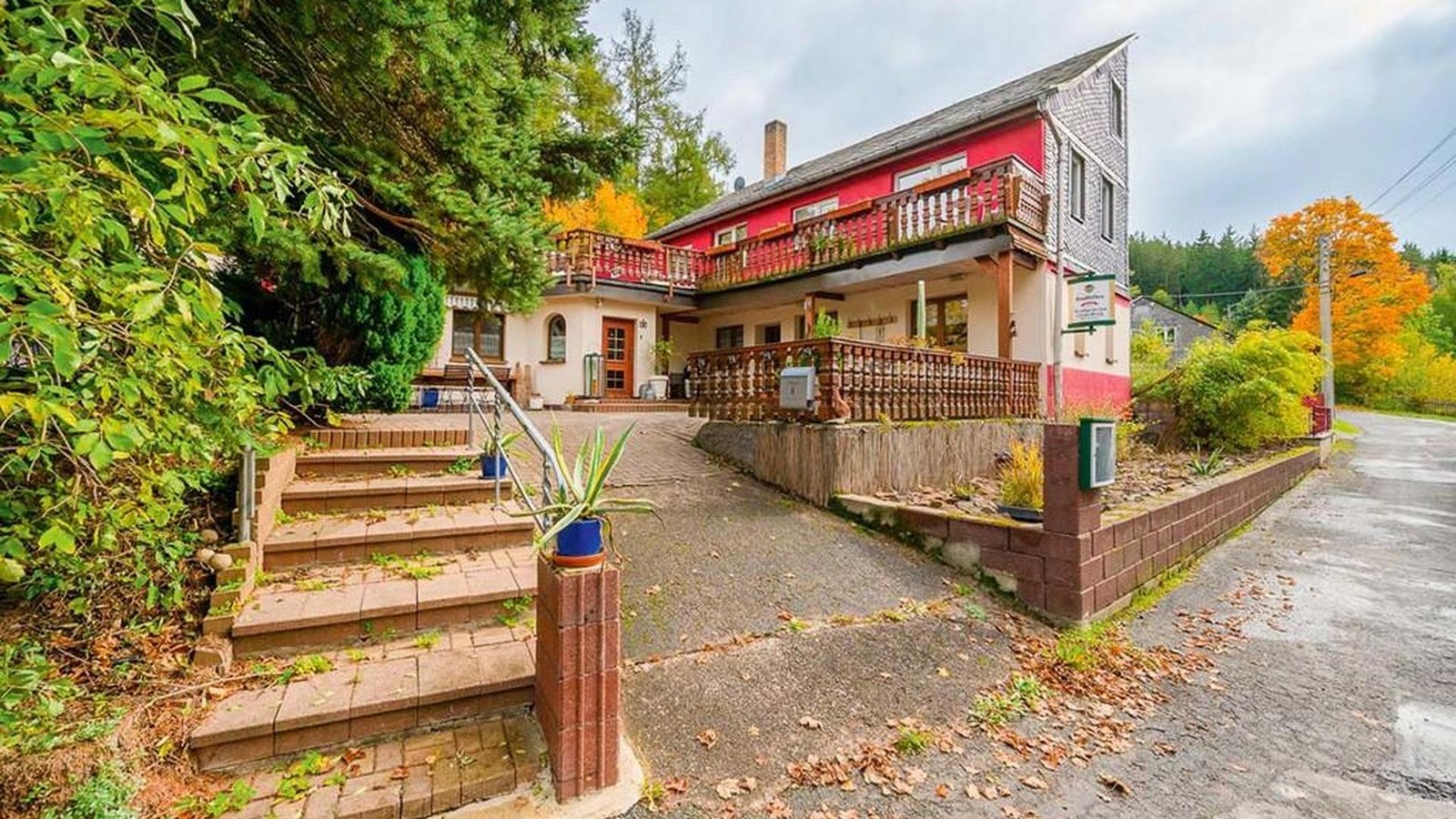 Fast-300-Jahre-alter-Hof-bei-Saalfeld-kommt-in-Leipzig-unter-den-Hammer