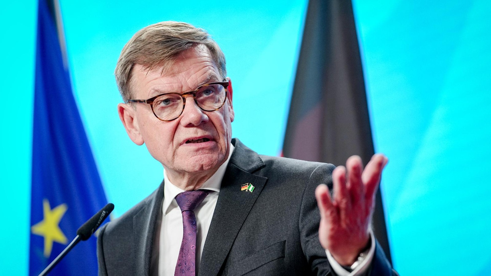 Defekt-am-Regierungsflieger-Wadephul-startet-S-damerika-Reise-mit-Linienflug