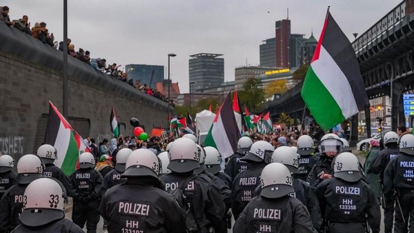 Palästina-Demo in Bewegung –  Polizei zählt 2000 Teilnehmer