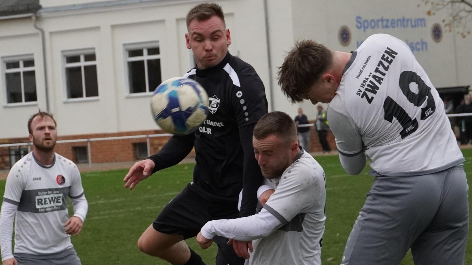 Acht-Tore-Party-in-Zw-tzen-Spitzenspiel-der-Fu-ball-Landesklasse-h-lt-was-es-verspricht