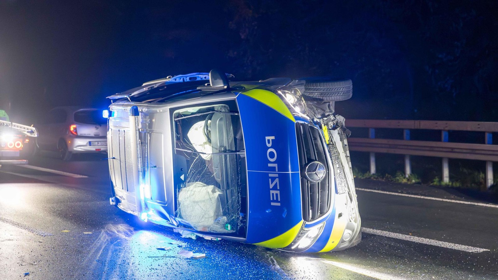 Drei-Verletzte-Streifenwagen-der-Polizei-berschl-gt-sich-auf-A40-in-Bochum