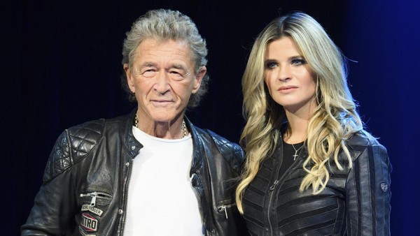 Peter Maffay und Ehefrau geben Autogramme bei Edeka in Wedel