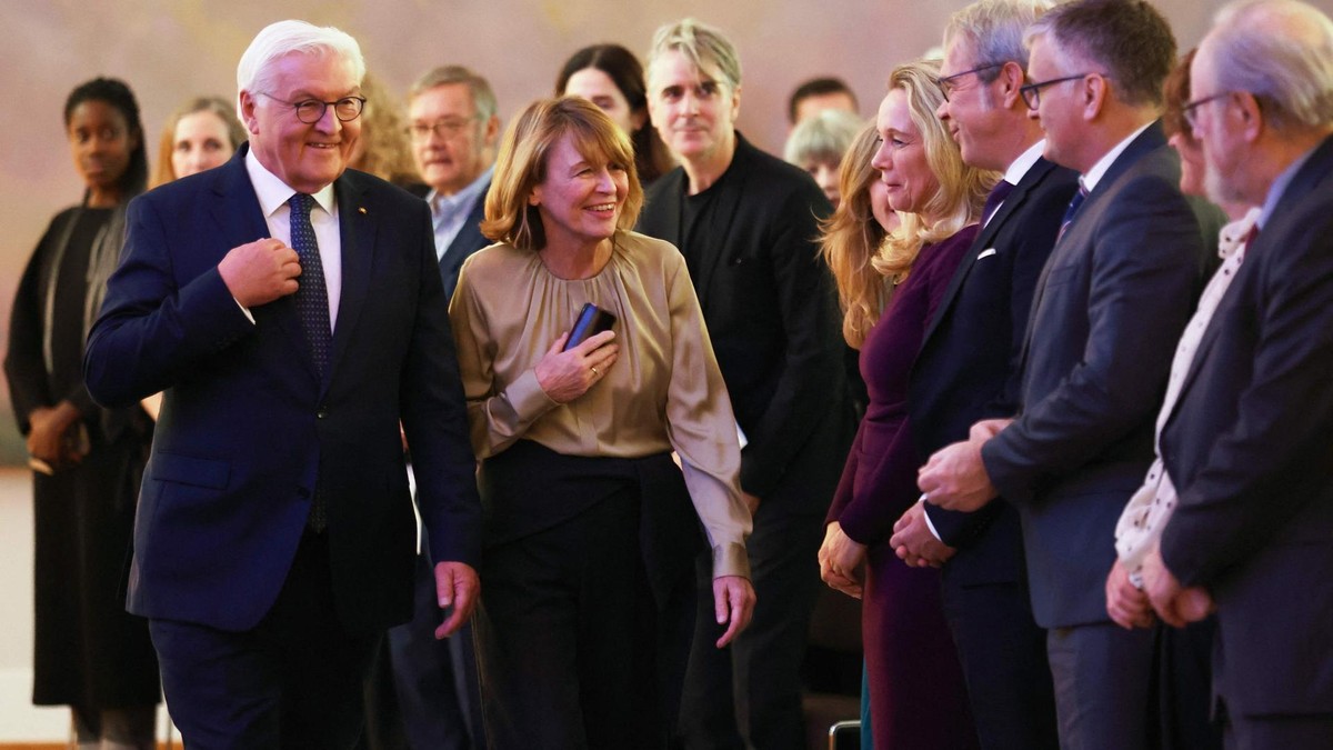 Bundespräsident Frank-Walter Steinmeier und seine Frau Elke Büdenbender sind am Sonntag zu einer Veranstaltung zum Gedenktag am 9. November im Schloss Bellevue eingetroffen. 