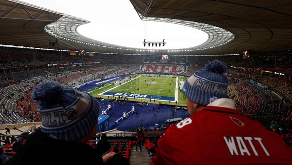 Berlin v nogometni mrzlici: Priprave na NFL tekmo med Coltsi in Falconsi na Olimpijskem stadionu